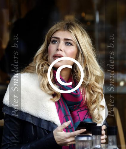 Amsterdam 24 november 2016
Esteel Cruijff op terras in amsterdam zuid met kopje koffie en mobieltje