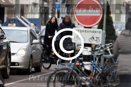 Amsterdam 14 december 2016
Frank Rijkaard met zijn vrouw Stephanie Rucker op de fiets op de pc hooftstraat