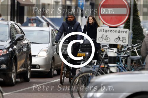 Amsterdam 14 december 2016
Frank Rijkaard met zijn vrouw Stephanie Rucker op de fiets op de pc hooftstraat