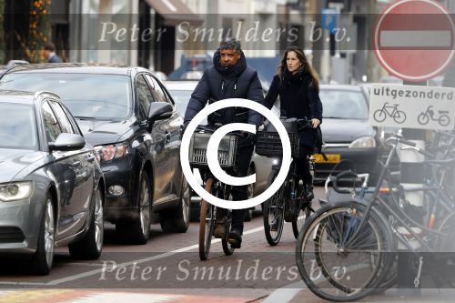 Amsterdam 14 december 2016
Frank Rijkaard met zijn vrouw Stephanie Rucker op de fiets op de pc hooftstraat