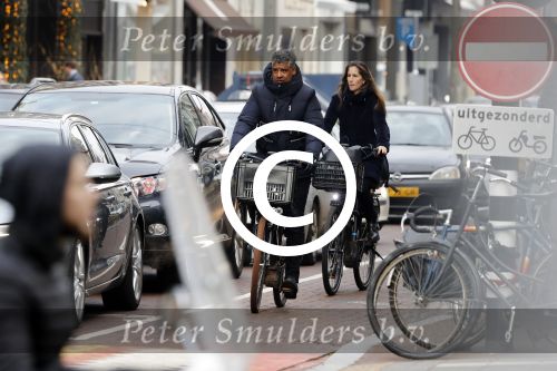 Amsterdam 14 december 2016
Frank Rijkaard met zijn vrouw Stephanie Rucker op de fiets op de pc hooftstraat