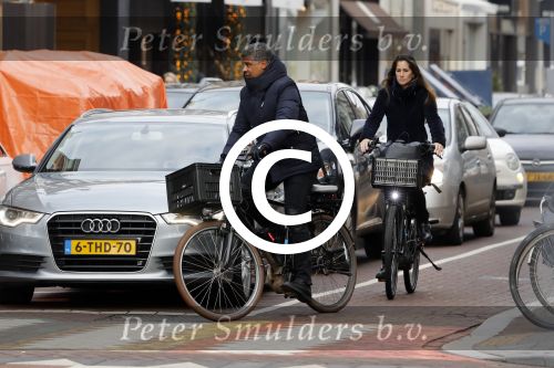 Amsterdam 14 december 2016
Frank Rijkaard met zijn vrouw Stephanie Rucker op de fiets op de pc hooftstraat