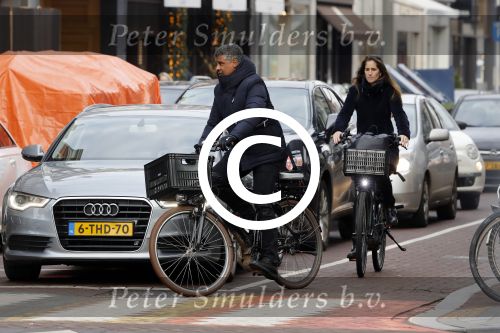 Amsterdam 14 december 2016
Frank Rijkaard met zijn vrouw Stephanie Rucker op de fiets op de pc hooftstraat