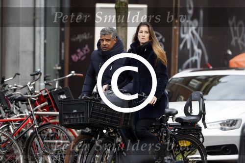 Amsterdam 14 december 2016
Frank Rijkaard met zijn vrouw Stephanie Rucker op de fiets op de pc hooftstraat