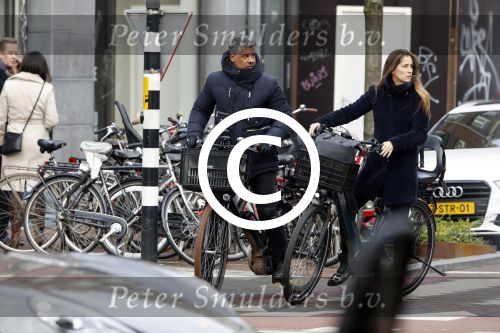Amsterdam 14 december 2016
Frank Rijkaard met zijn vrouw Stephanie Rucker op de fiets op de pc hooftstraat
