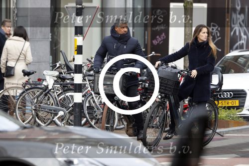 Amsterdam 14 december 2016
Frank Rijkaard met zijn vrouw Stephanie Rucker op de fiets op de pc hooftstraat