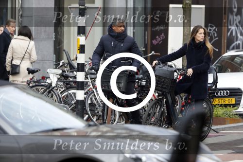 Amsterdam 14 december 2016
Frank Rijkaard met zijn vrouw Stephanie Rucker op de fiets op de pc hooftstraat