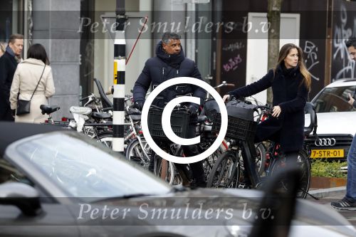 Amsterdam 14 december 2016
Frank Rijkaard met zijn vrouw Stephanie Rucker op de fiets op de pc hooftstraat