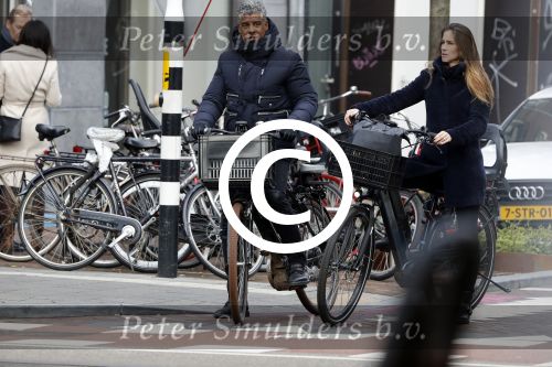 Amsterdam 14 december 2016
Frank Rijkaard met zijn vrouw Stephanie Rucker op de fiets op de pc hooftstraat