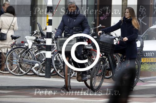 Amsterdam 14 december 2016
Frank Rijkaard met zijn vrouw Stephanie Rucker op de fiets op de pc hooftstraat