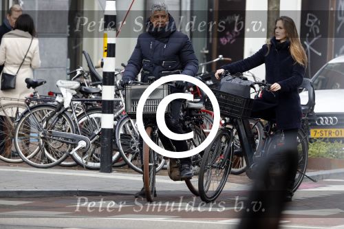 Amsterdam 14 december 2016
Frank Rijkaard met zijn vrouw Stephanie Rucker op de fiets op de pc hooftstraat