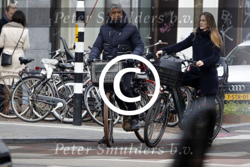 Amsterdam 14 december 2016
Frank Rijkaard met zijn vrouw Stephanie Rucker op de fiets op de pc hooftstraat