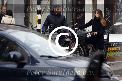 Amsterdam 14 december 2016
Frank Rijkaard met zijn vrouw Stephanie Rucker op de fiets op de pc hooftstraat