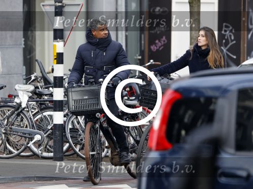 Amsterdam 14 december 2016
Frank Rijkaard met zijn vrouw Stephanie Rucker op de fiets op de pc hooftstraat