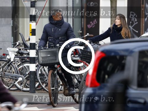 Amsterdam 14 december 2016
Frank Rijkaard met zijn vrouw Stephanie Rucker op de fiets op de pc hooftstraat