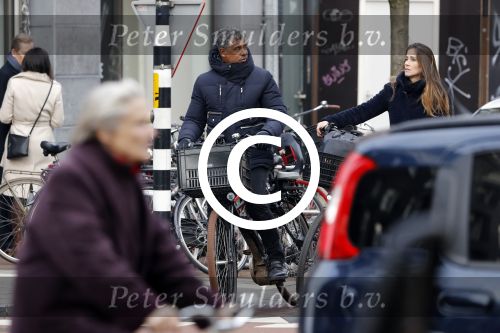 Amsterdam 14 december 2016
Frank Rijkaard met zijn vrouw Stephanie Rucker op de fiets op de pc hooftstraat