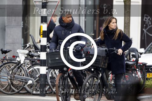 Amsterdam 14 december 2016
Frank Rijkaard met zijn vrouw Stephanie Rucker op de fiets op de pc hooftstraat