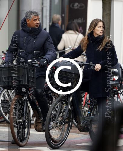 Amsterdam 14 december 2016
Frank Rijkaard met zijn vrouw Stephanie Rucker op de fiets op de pc hooftstraat