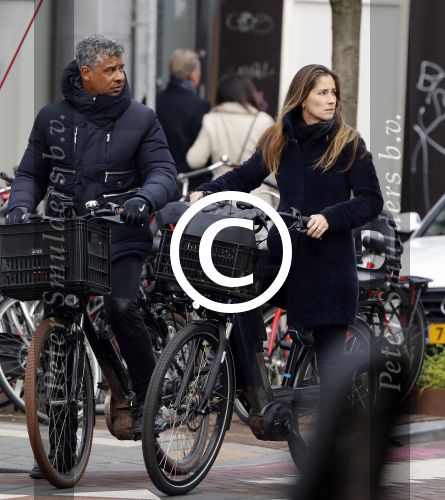 Amsterdam 14 december 2016
Frank Rijkaard met zijn vrouw Stephanie Rucker op de fiets op de pc hooftstraat