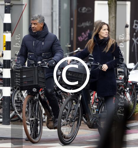 Amsterdam 14 december 2016
Frank Rijkaard met zijn vrouw Stephanie Rucker op de fiets op de pc hooftstraat