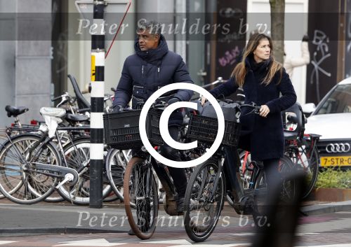 Amsterdam 14 december 2016
Frank Rijkaard met zijn vrouw Stephanie Rucker op de fiets op de pc hooftstraat