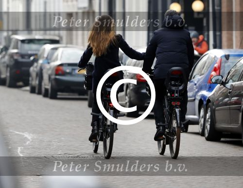 Amsterdam 14 december 2016
Frank Rijkaard met zijn vrouw Stephanie Rucker op de fiets op de pc hooftstraat