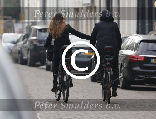 Amsterdam 14 december 2016
Frank Rijkaard met zijn vrouw Stephanie Rucker op de fiets op de pc hooftstraat