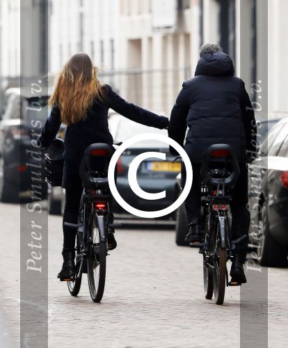 Amsterdam 14 december 2016
Frank Rijkaard met zijn vrouw Stephanie Rucker op de fiets op de pc hooftstraat
