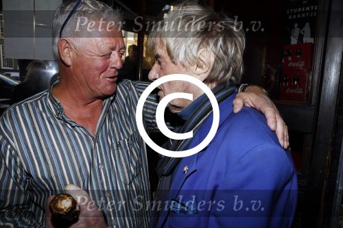 Amsterdam 25 november 2016
Boekpresentatie Johnny Rep bij cafe Scheltema. Johan Derksen reikt eerste exemplaar uit aan Heinz Stuy . Het boek is geschreven door  Mark v d Heuvel. Frans Derks