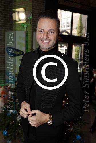 Amsterdam 7 december 2016
Sky radio Christmas tree event met oa Daphne en Emma Deckers Ronald de Boer Gers Pardoel Wilfred Genee Renate Verbaan en Bracha v Doesburgh. Fred v Leer en Manon Meijers zijn de jury. Marlayne Sahupala presenteert het geheel in het college hotel.