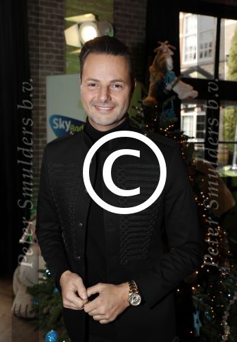 Amsterdam 7 december 2016
Sky radio Christmas tree event met oa Daphne en Emma Deckers Ronald de Boer Gers Pardoel Wilfred Genee Renate Verbaan en Bracha v Doesburgh. Fred v Leer en Manon Meijers zijn de jury. Marlayne Sahupala presenteert het geheel in het college hotel.