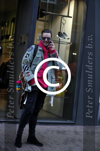 Amsterdam 7 december 2016
Fred v Leer bellend op de pc hooftstraat