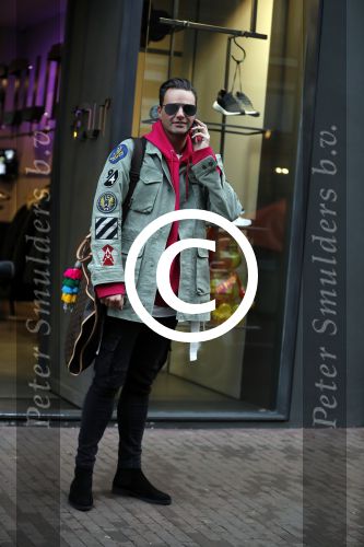 Amsterdam 7 december 2016
Fred v Leer bellend op de pc hooftstraat
