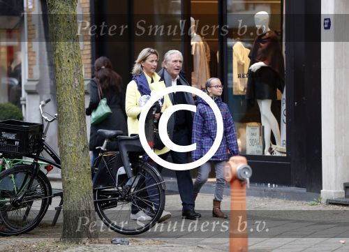 Amsterdam 10 december 2016
Frits Kroymans met zijn ex vriendin Nynke Wynia op de cornelis schuytstraat.