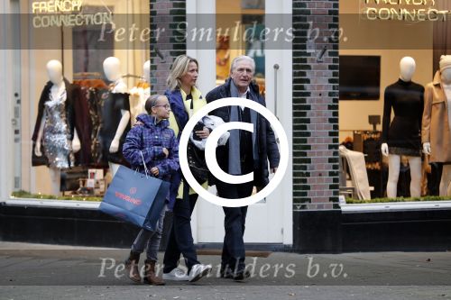 Amsterdam 10 december 2016
Frits Kroymans met zijn ex vriendin Nynke Wynia op de cornelis schuytstraat.
