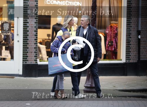 Amsterdam 10 december 2016
Frits Kroymans met zijn ex vriendin Nynke Wynia op de cornelis schuytstraat.