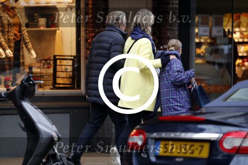 Amsterdam 10 december 2016
Frits Kroymans met zijn ex vriendin Nynke Wynia op de cornelis schuytstraat.