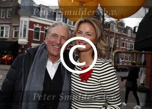 Amsterdam 17 december 2016 
Opening winkel Nynke Wynia door vriendin Micky Hoogendijk. Nynke met vriend Frits Kroymans