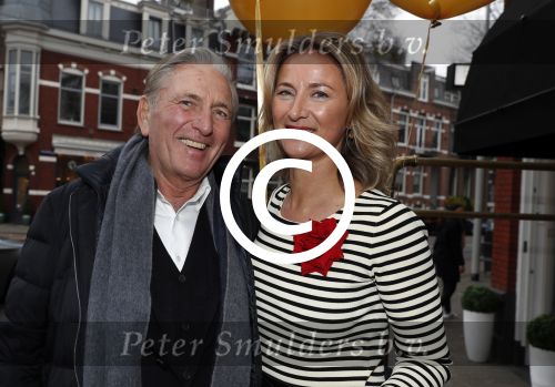 Amsterdam 17 december 2016 
Opening winkel Nynke Wynia door vriendin Micky Hoogendijk. Nynke met vriend Frits Kroymans
