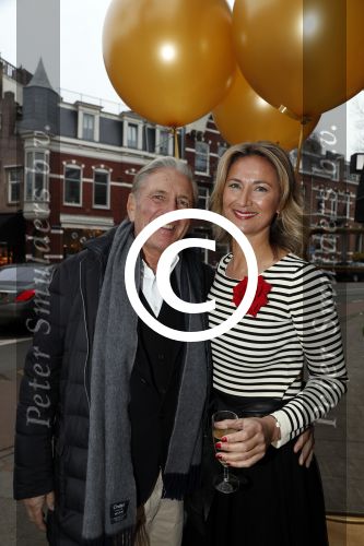 Amsterdam 17 december 2016 
Opening winkel Nynke Wynia door vriendin Micky Hoogendijk. Nynke met vriend Frits Kroymans