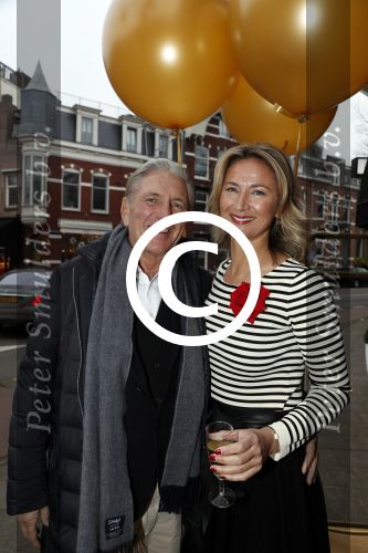 Amsterdam 17 december 2016 
Opening winkel Nynke Wynia door vriendin Micky Hoogendijk. Nynke met vriend Frits Kroymans