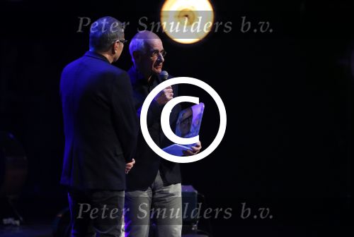 Amsterdam 20 november 2016
Rob de Nijs krijgt de radio5 oeuvre award in theater Amsterdam . Zijn vrouw Henriette en zoons Robert en Yoshi zijn ook aanwezig alsmede zijn ex vrouw Belinda meuldijk. Frits Spits reikt prijs uit
