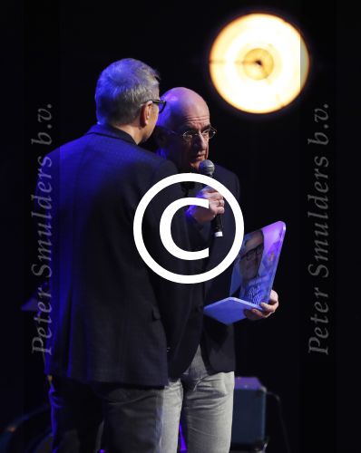 Amsterdam 20 november 2016
Rob de Nijs krijgt de radio5 oeuvre award in theater Amsterdam . Zijn vrouw Henriette en zoons Robert en Yoshi zijn ook aanwezig alsmede zijn ex vrouw Belinda meuldijk. Frits Spits reikt prijs uit