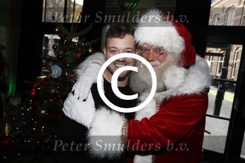 Amsterdam 7 december 2016
Sky radio Christmas tree event met oa Daphne en Emma Deckers Ronald de Boer Gers Pardoel Wilfred Genee Renate Verbaan en Bracha v Doesburgh. Fred v Leer en Manon Meijers zijn de jury. Marlayne Sahupala presenteert het geheel in het college hotel.