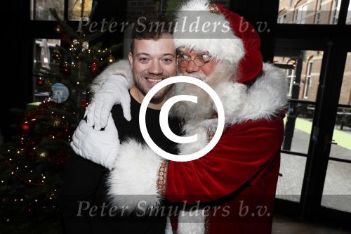 Amsterdam 7 december 2016
Sky radio Christmas tree event met oa Daphne en Emma Deckers Ronald de Boer Gers Pardoel Wilfred Genee Renate Verbaan en Bracha v Doesburgh. Fred v Leer en Manon Meijers zijn de jury. Marlayne Sahupala presenteert het geheel in het college hotel.