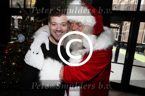 Amsterdam 7 december 2016
Sky radio Christmas tree event met oa Daphne en Emma Deckers Ronald de Boer Gers Pardoel Wilfred Genee Renate Verbaan en Bracha v Doesburgh. Fred v Leer en Manon Meijers zijn de jury. Marlayne Sahupala presenteert het geheel in het college hotel.