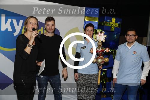 Amsterdam 7 december 2016
Sky radio Christmas tree event met oa Daphne en Emma Deckers Ronald de Boer Gers Pardoel Wilfred Genee Renate Verbaan en Bracha v Doesburgh. Fred v Leer en Manon Meijers zijn de jury. Marlayne Sahupala presenteert het geheel in het college hotel.