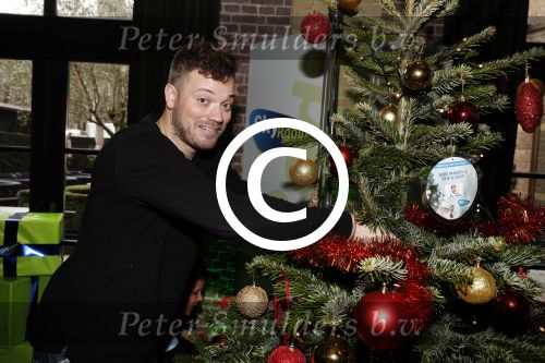 Amsterdam 7 december 2016
Sky radio Christmas tree event met oa Daphne en Emma Deckers Ronald de Boer Gers Pardoel Wilfred Genee Renate Verbaan en Bracha v Doesburgh. Fred v Leer en Manon Meijers zijn de jury. Marlayne Sahupala presenteert het geheel in het college hotel.
