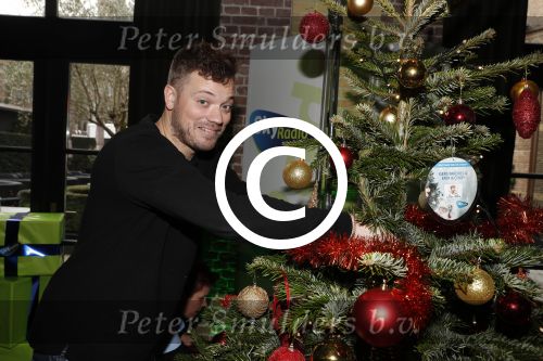 Amsterdam 7 december 2016
Sky radio Christmas tree event met oa Daphne en Emma Deckers Ronald de Boer Gers Pardoel Wilfred Genee Renate Verbaan en Bracha v Doesburgh. Fred v Leer en Manon Meijers zijn de jury. Marlayne Sahupala presenteert het geheel in het college hotel.
