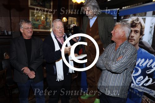 Amsterdam 25 november 2016
Boekpresentatie Johnny Rep bij cafe Scheltema. Johan Derksen reikt eerste exemplaar uit aan Heinz Stuy . Het boek is geschreven door  Mark v d Heuvel.